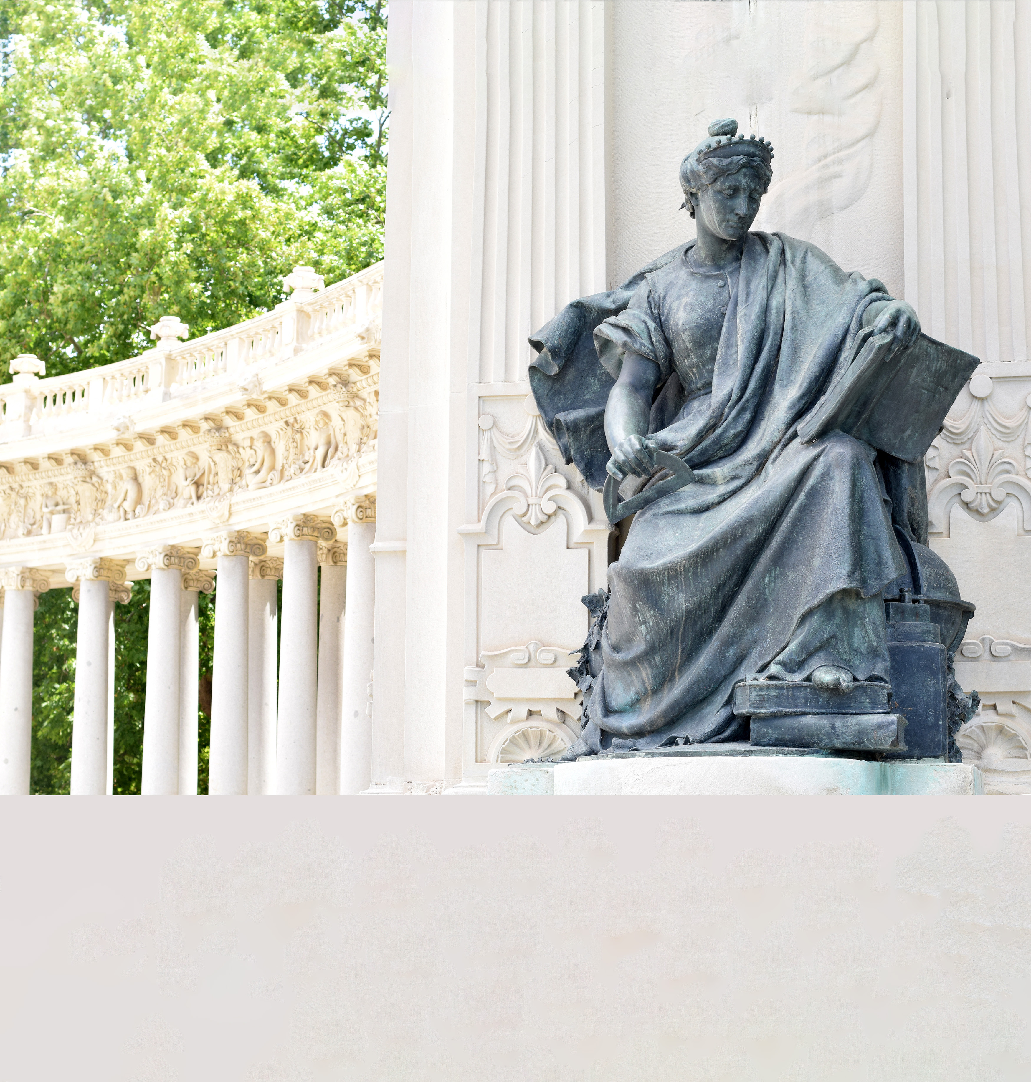 Estatua clásica junto a una arquitectura de columnas